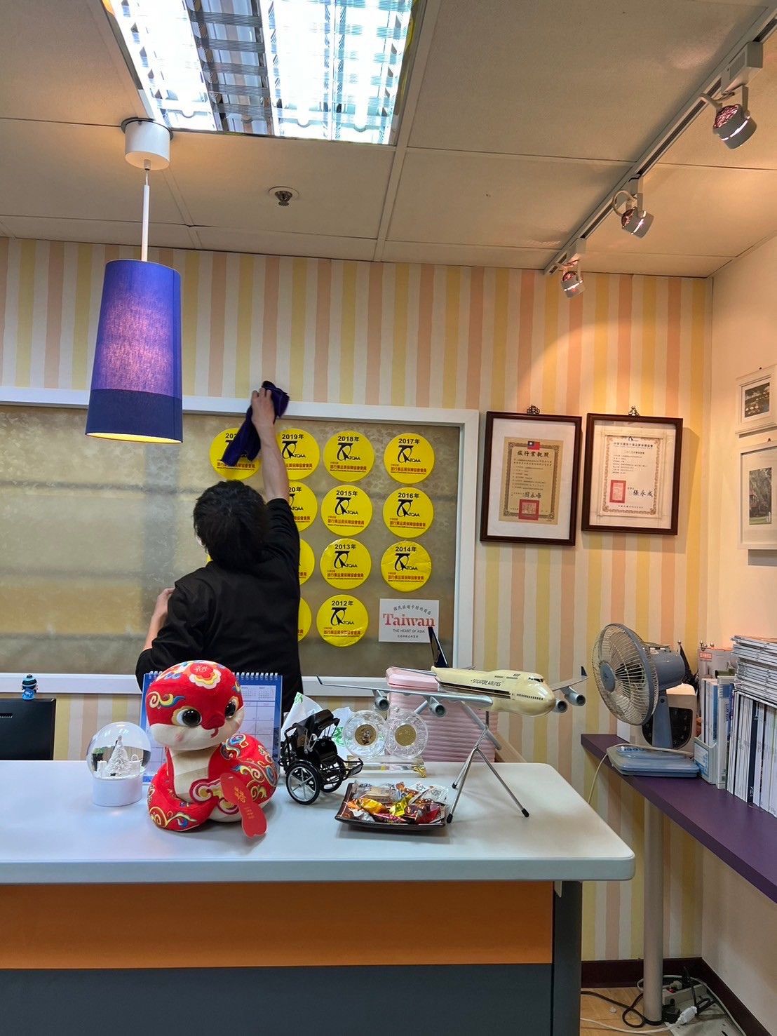 高雄新興區旅行社｜辦公室清潔與地板打蠟服務案例的第3張圖片