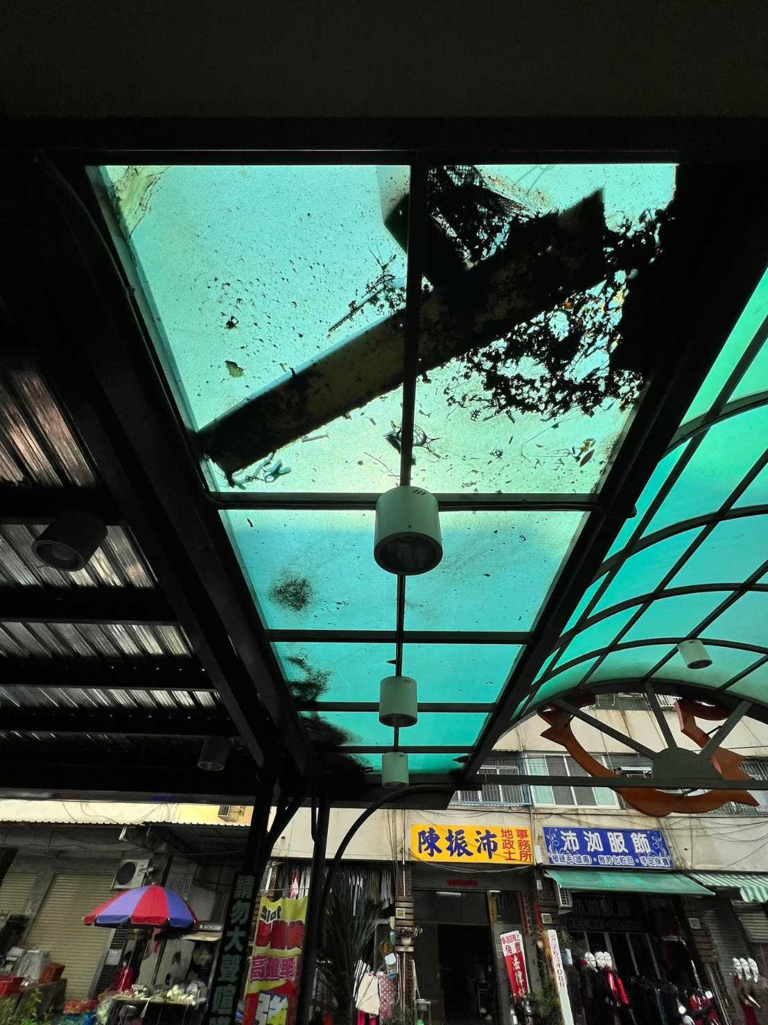 高雄湯姆熊門店雨棚清潔｜透光度提升 80%！恢復明亮透光，提升品牌形象！的第2張圖片