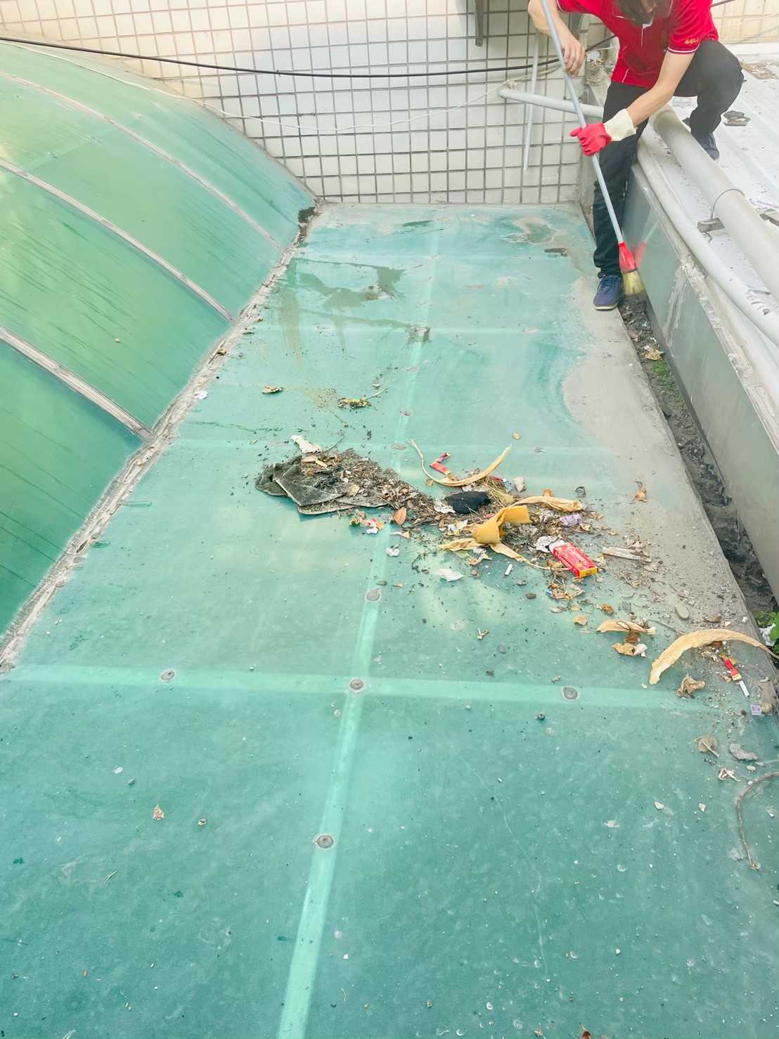 高雄湯姆熊門店雨棚清潔｜透光度提升 80%！恢復明亮透光，提升品牌形象！的第3張圖片