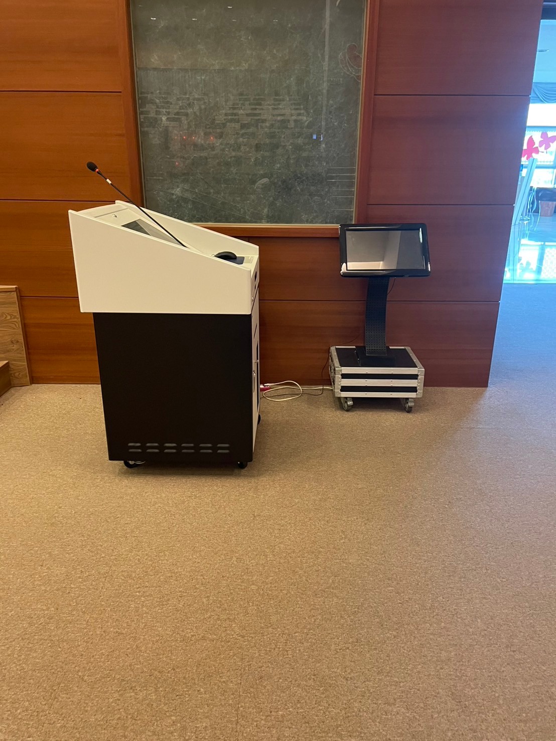 會議室地毯看似潔淨，實則暗藏危機——萬有清潔協助企業打造專業環境的第2張圖片